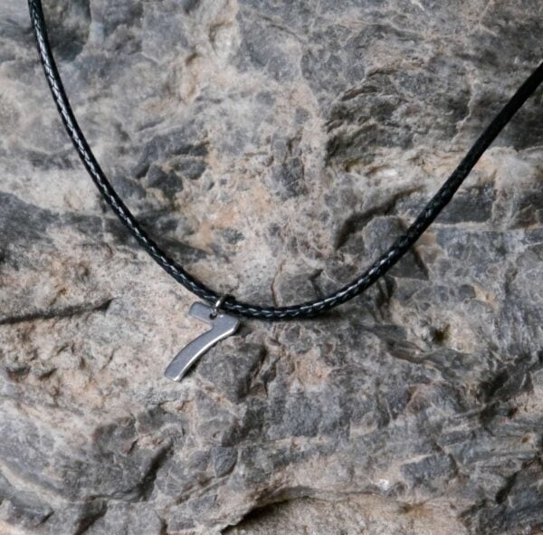 Kreuz-Halskette mit Zahl 7, christliches Schmuckstück, Edelstahl, schwarzes Lederband, religiöser Anhänger.