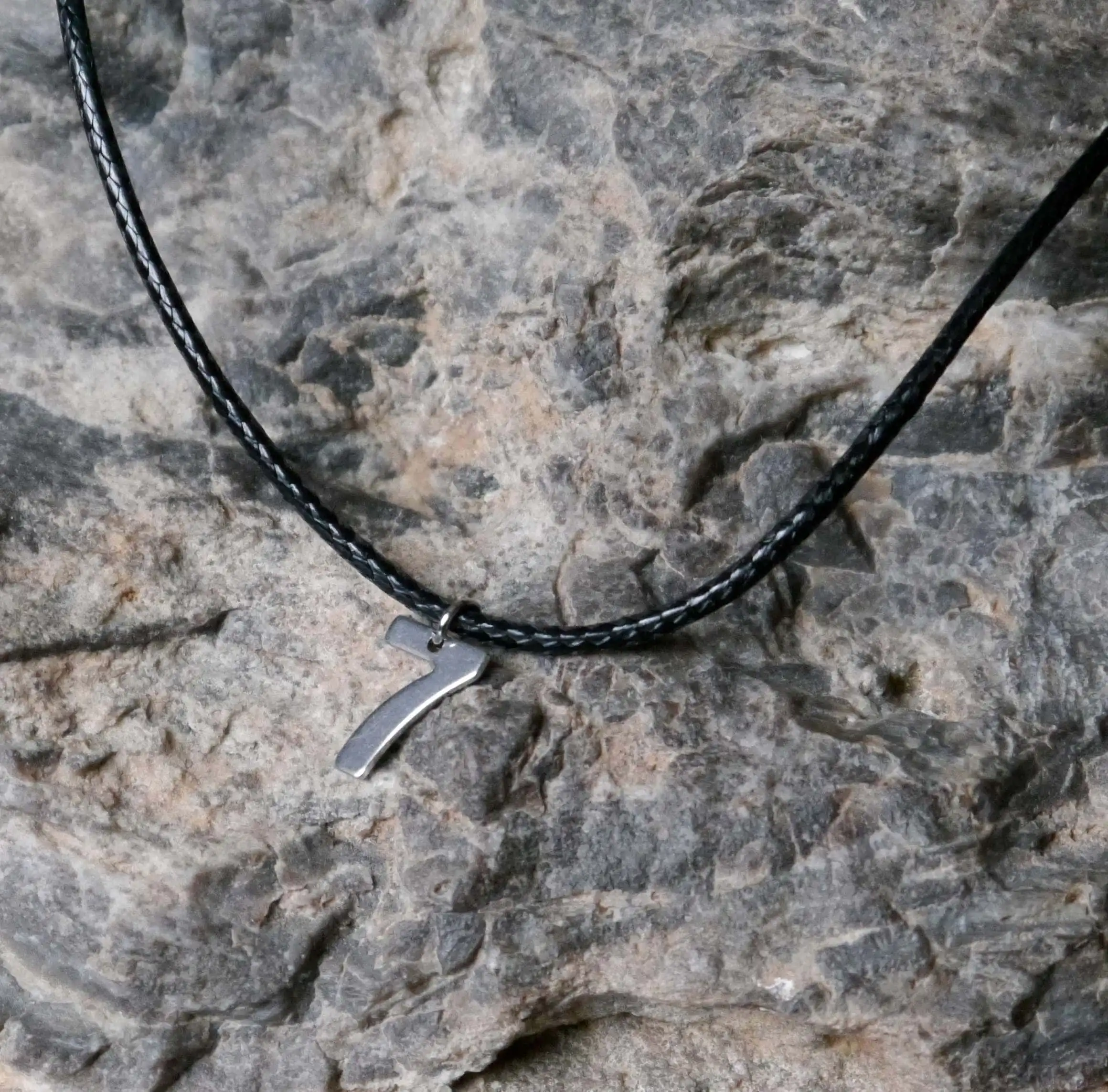 Kreuz-Halskette mit Zahl 7, christliches Schmuckstück, Edelstahl, schwarzes Lederband, religiöser Anhänger.