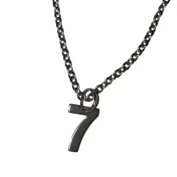 Moderner Kreuz-Anhänger mit Zahl 7, christliches Schmuckstück, Glaube Accessoire.
