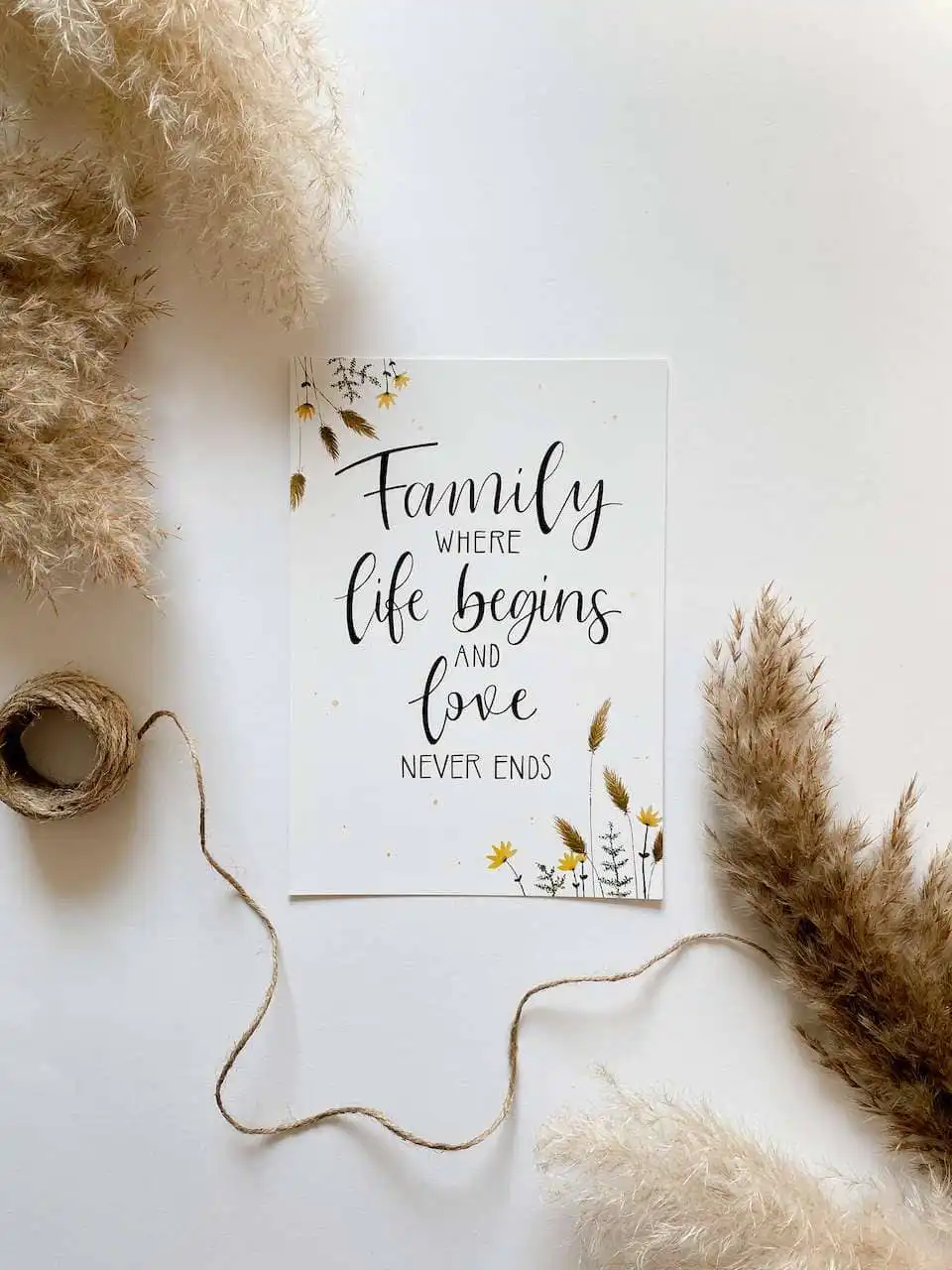 Segensreiches Familienzitat auf dekorativer Karte für christliche Haushaltsdekoration.