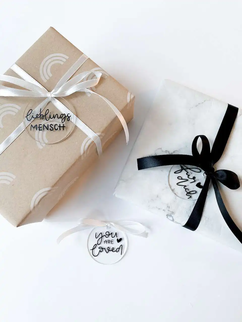 Liebevoll verpackte Geschenke mit christlichen Botschaften, Geschenkideen für Gläubige.