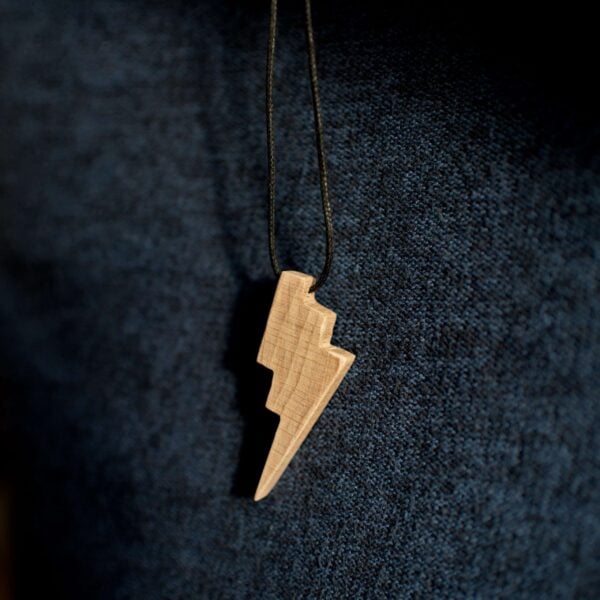 Hölzernes Lightning-Kettenanhänger, christliche Schmuckaccessoire, handgefertigt.