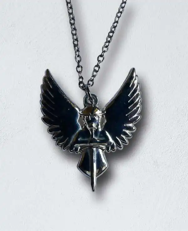 Halskette mit Engel Anhänger und Kreuz, christliches Schmuckstück, christliche Symbole, spirituelle Mode.