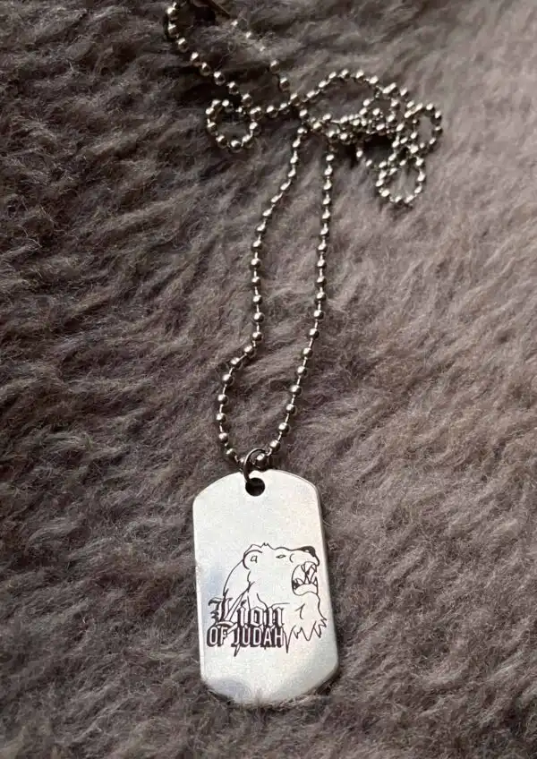 Stylisches Hundemarke mit Löwe und Bibelvers, christliches Haustier-Accessoire.