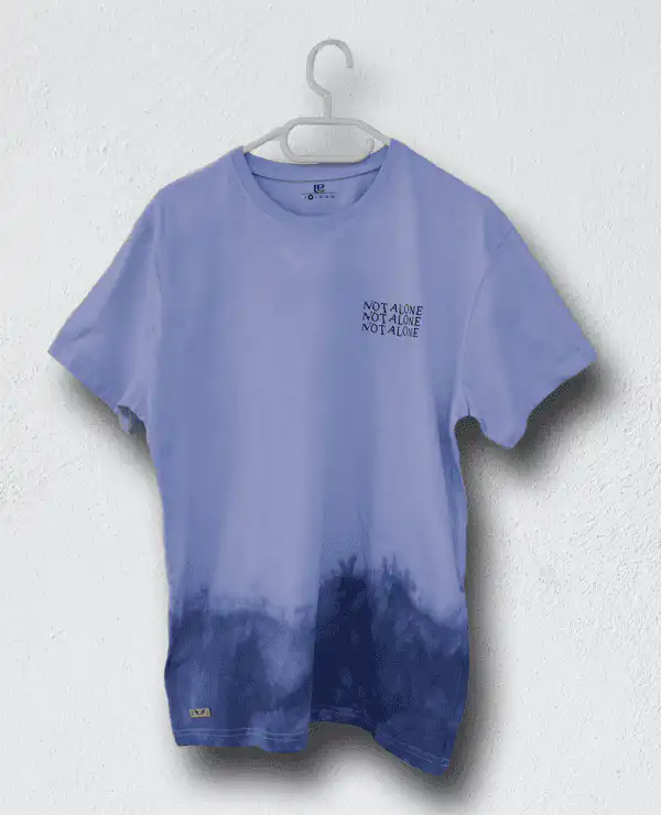 Himmlisches T-Shirt mit "Not Alone" Schriftzug, christliches Mode-Design.