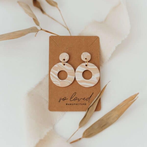 Elegante christliche Schmuckohrringe aus Muschel mit modernem Design.