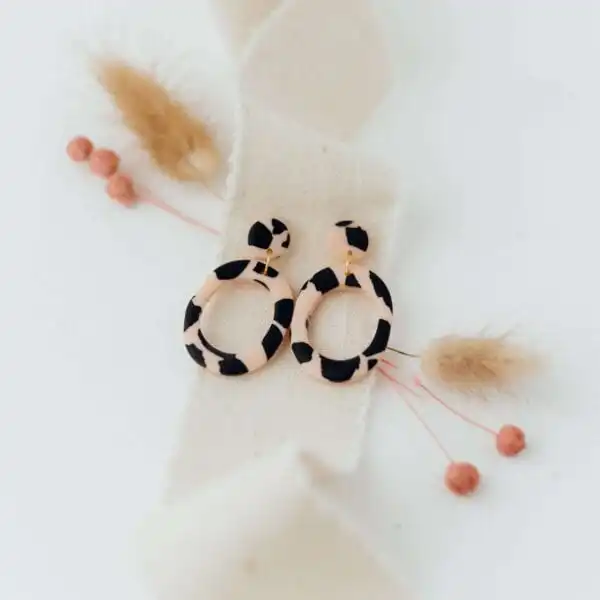 Modische Christian-Armbänder, Zauberhafte Pailletten-Ohrringe, Handmade Schmuck, Geschenkideen.