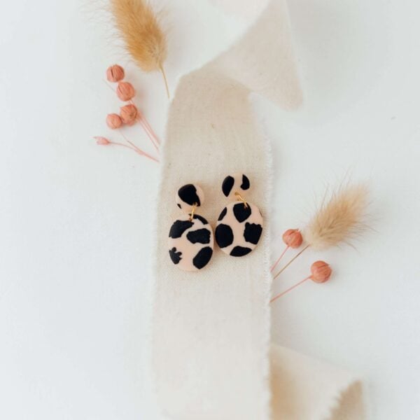 Edle Dalmatiner-Ohrringe aus Kunstharz, christliche Marken bei Mookho.de.