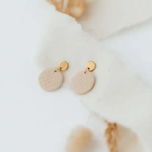 Moderne christliche Ohrschmuck mit goldenen Kreisen und pastellfarbenen Anhängern.