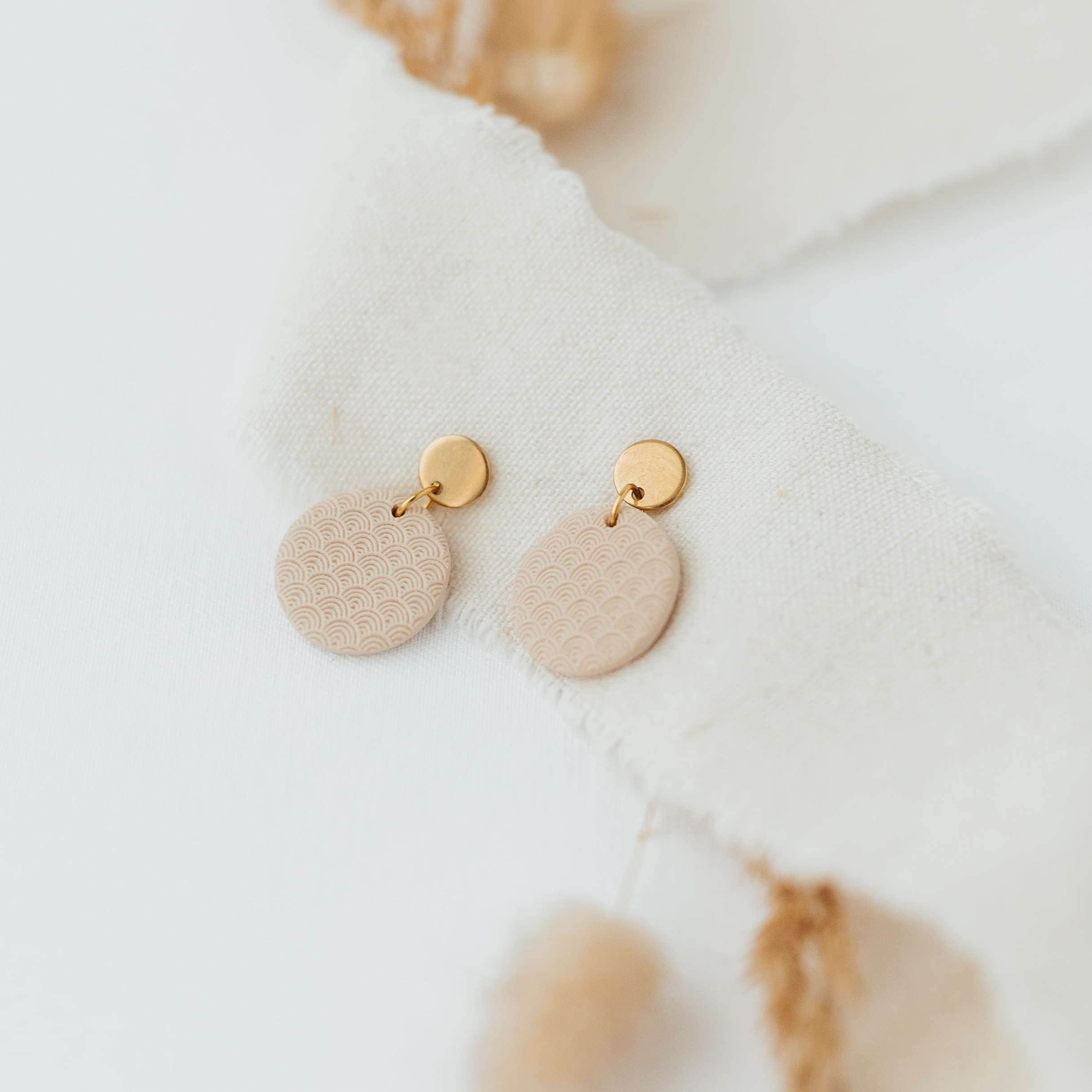 Pure Moon | Christliche Ohrringe – Polymer Edelstahl – beige 1 Moderne christliche Ohrschmuck mit goldenen Kreisen und pastellfarbenen Anhängern.