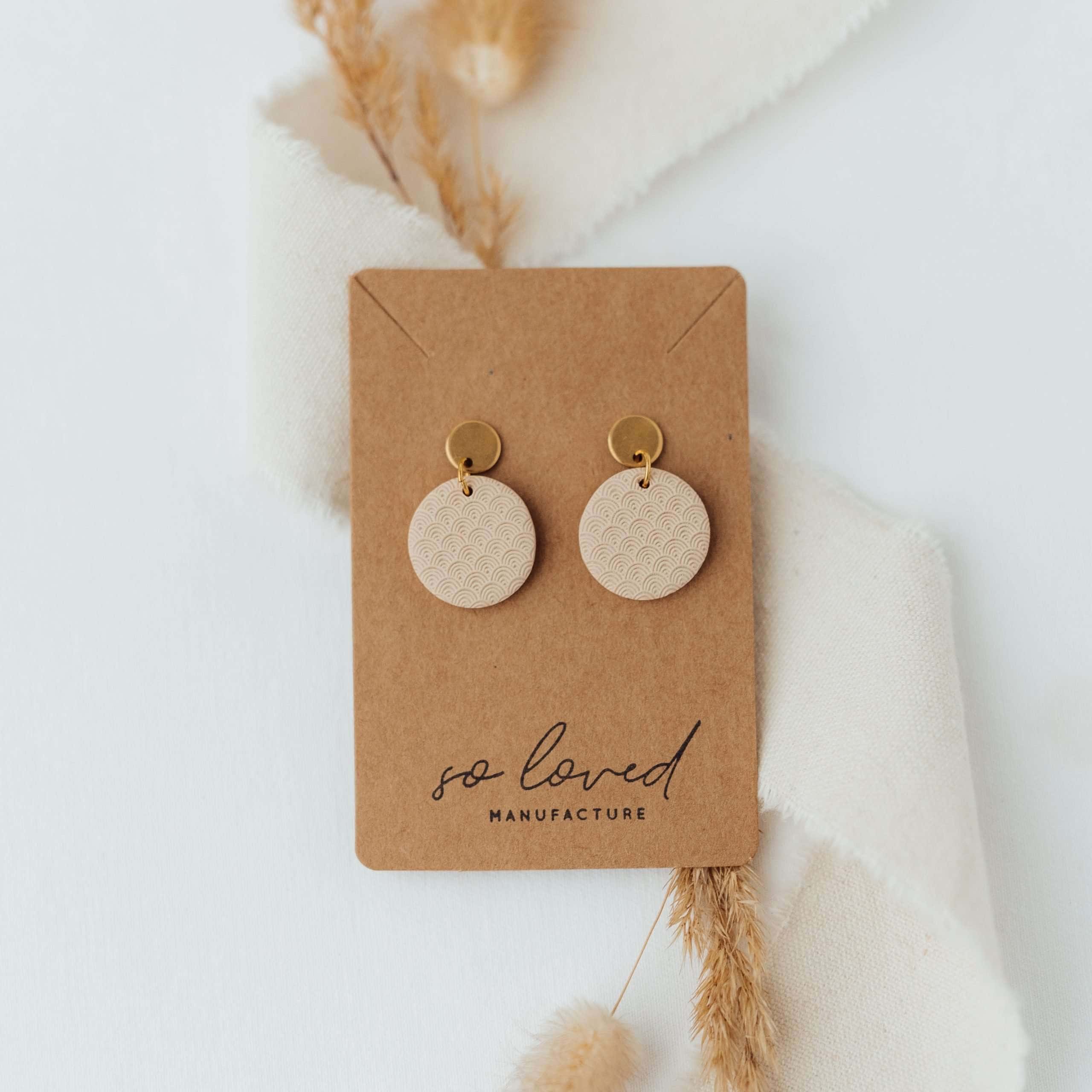 Pure Moon | Christliche Ohrringe – Polymer Edelstahl – beige 3 Modischer christlicher Schmuck, handgefertigte Damenohranhänger, christliche Mode accessoire.