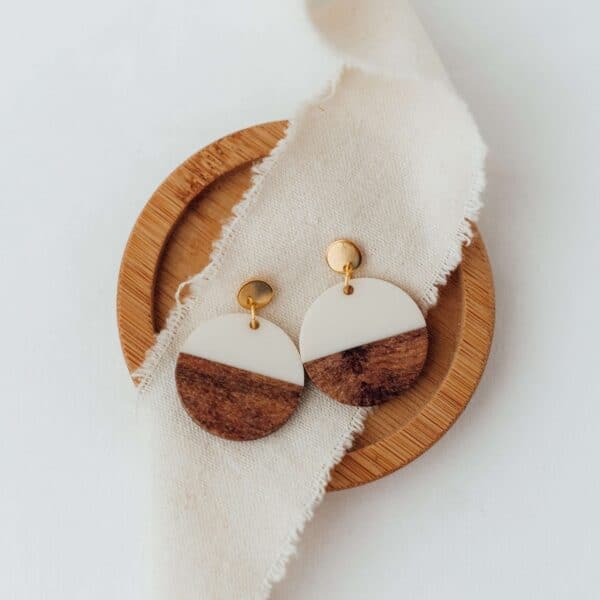 Modische christliche Ohrringe aus Holz und Kunststoff, nachhaltiger Schmuck, christliche Accessoires.