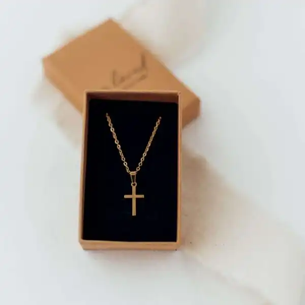 Halskette mit Kruzifix, christliches Schmuckstück, Geschenk für Christen, goldene Kette.