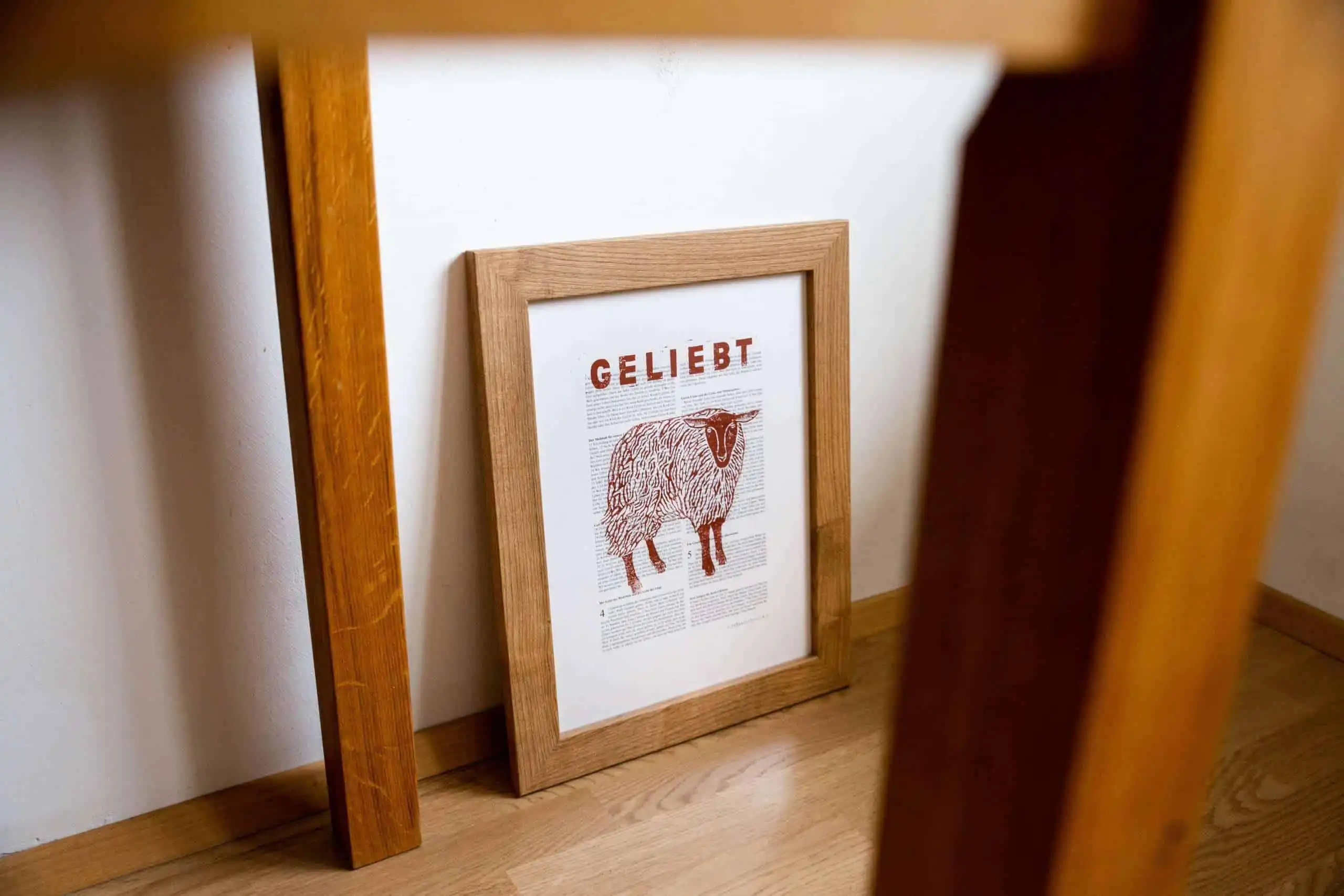 Skulptur mit biblischem Motiv und deutschem Text, christliches Kunstwerk mit Holzrahmen.