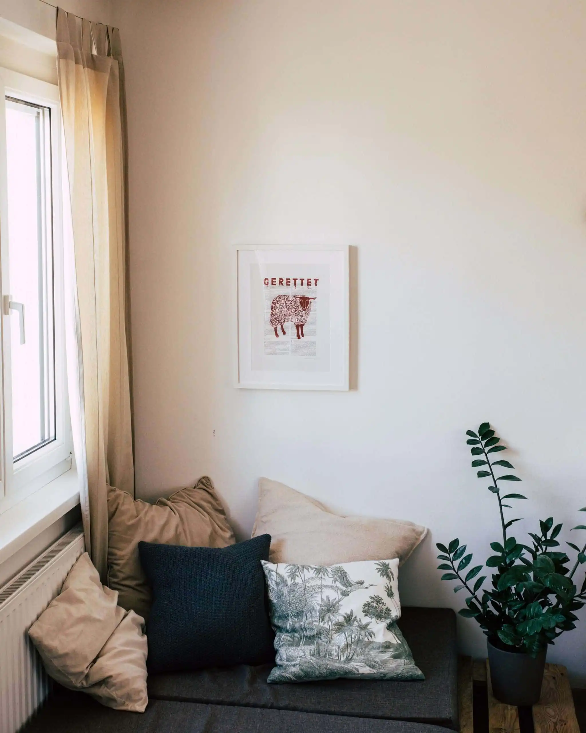 GERETTET . Die Bibel auf Art Prints . Kunstdruck A3 . Epheserbrief 4 Ruhe, gemütliche Couch mit Kissen, christliches Wandbild, Tageslicht, Pflanzen, skandinavisches Zimmer.