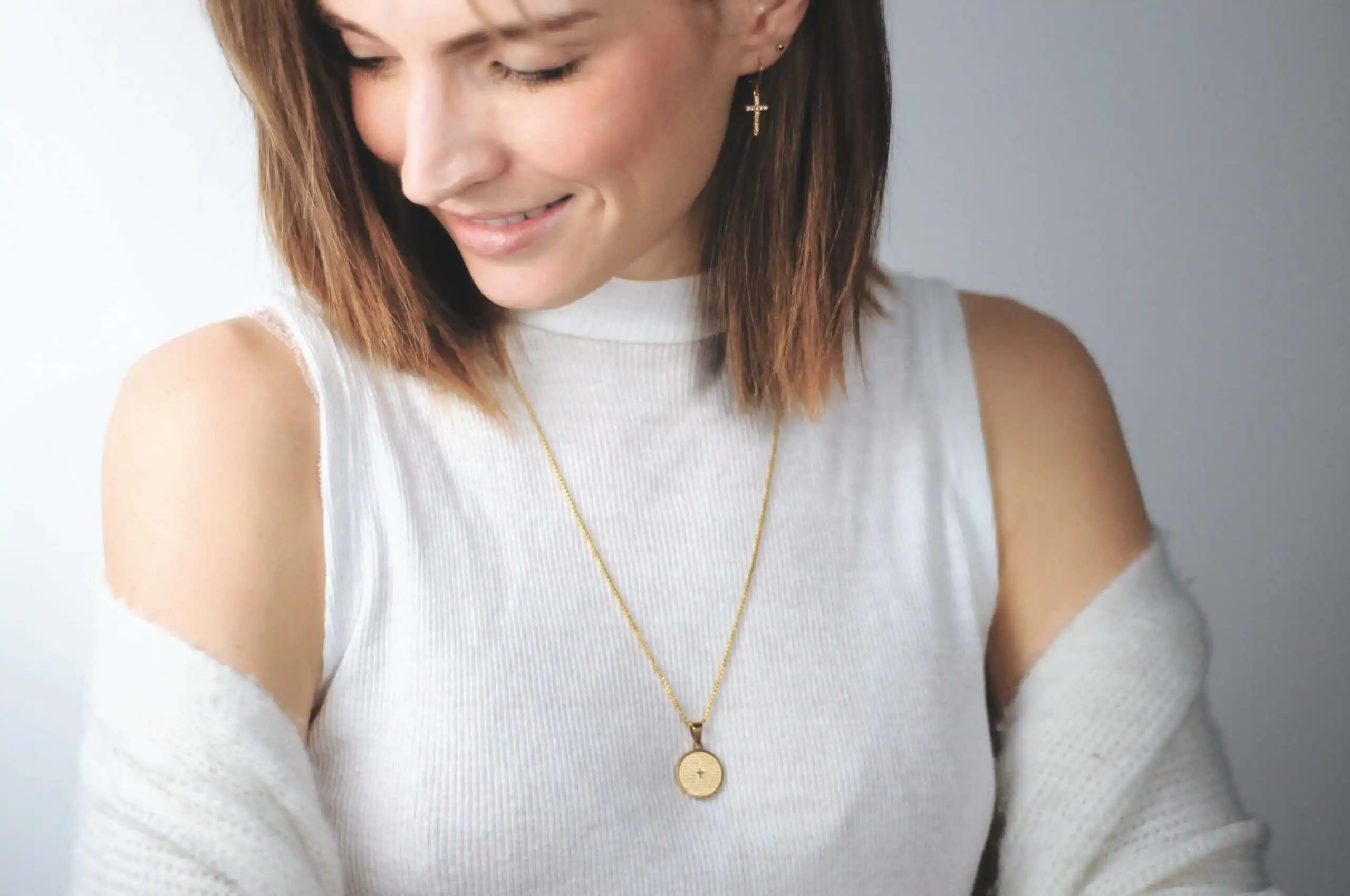 Prayer Necklace | Christliche Kette – Edelstahl vergoldet – Kreuz 5 Moderner christlicher Anhänger mit Goldkette und Kreuzmotiv.