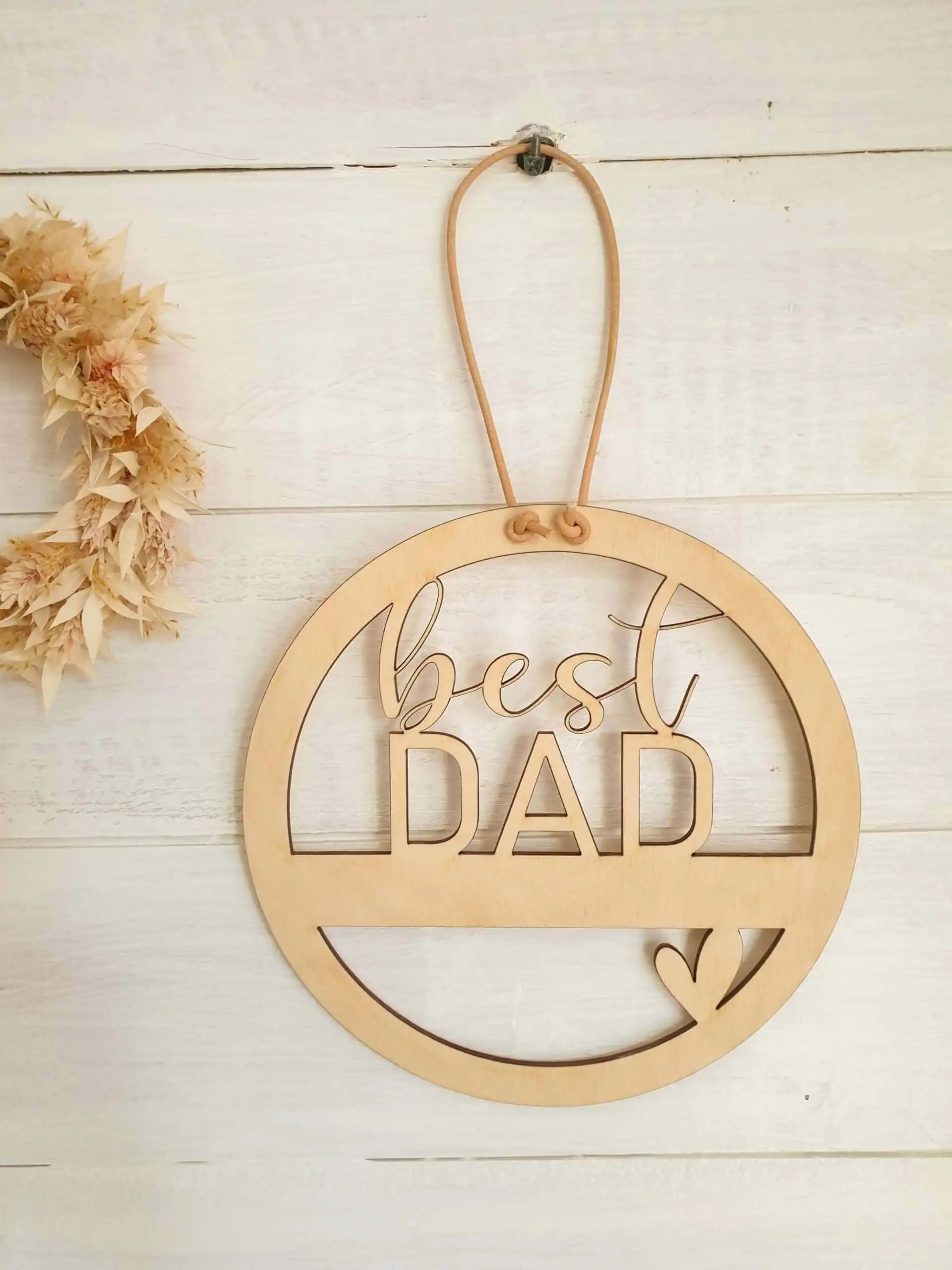 Liebevoller Holzanhänger mit "Best Dad" - christliche Vaterschaftsdekoration.