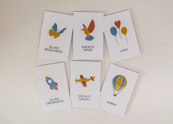Farbfrohe Geschenkkarten mit Luftballons, Flieger und Glückwünschen, christliche Grüße.