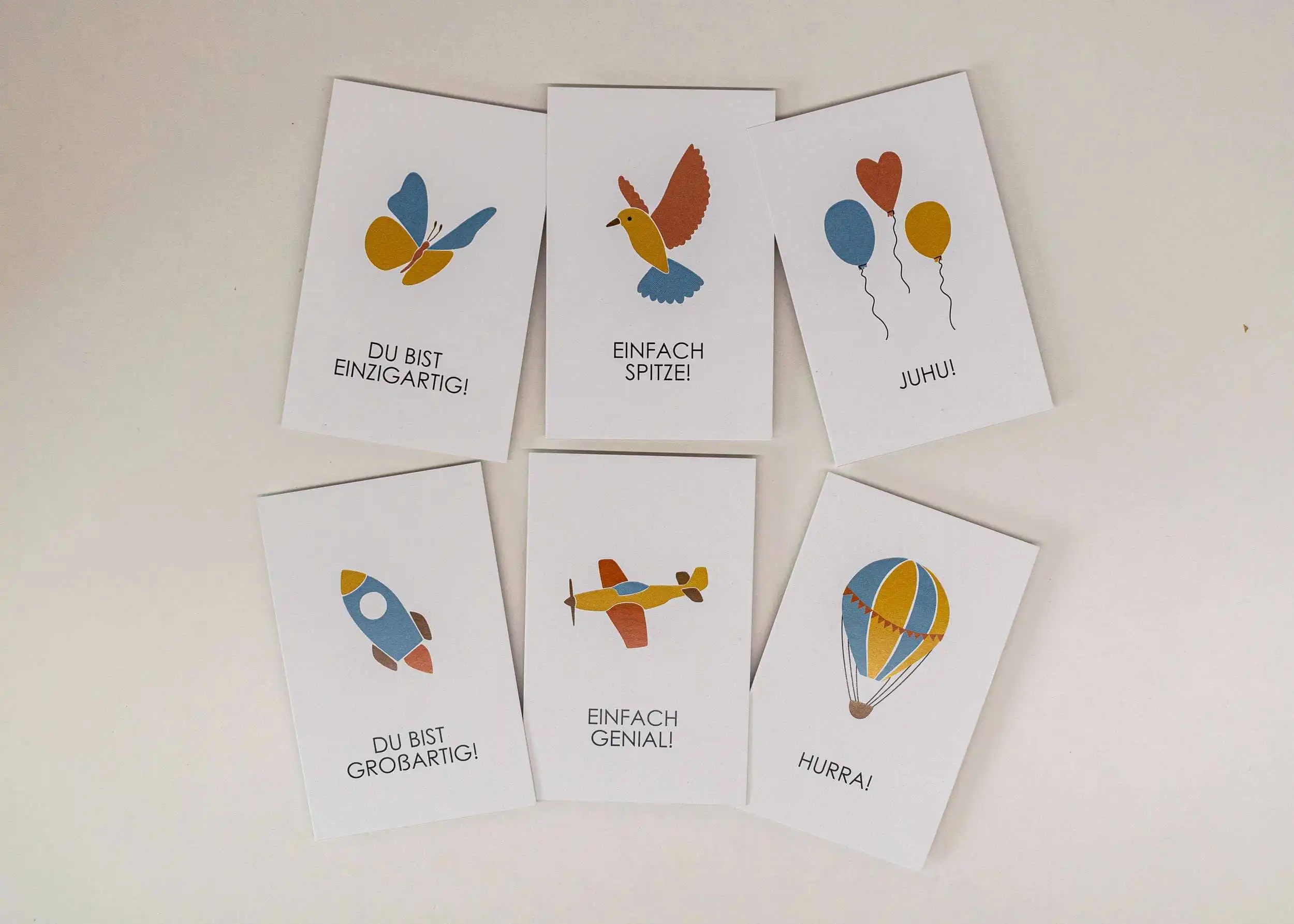 Farbfrohe Geschenkkarten mit Luftballons, Flieger und Glückwünschen, christliche Grüße.