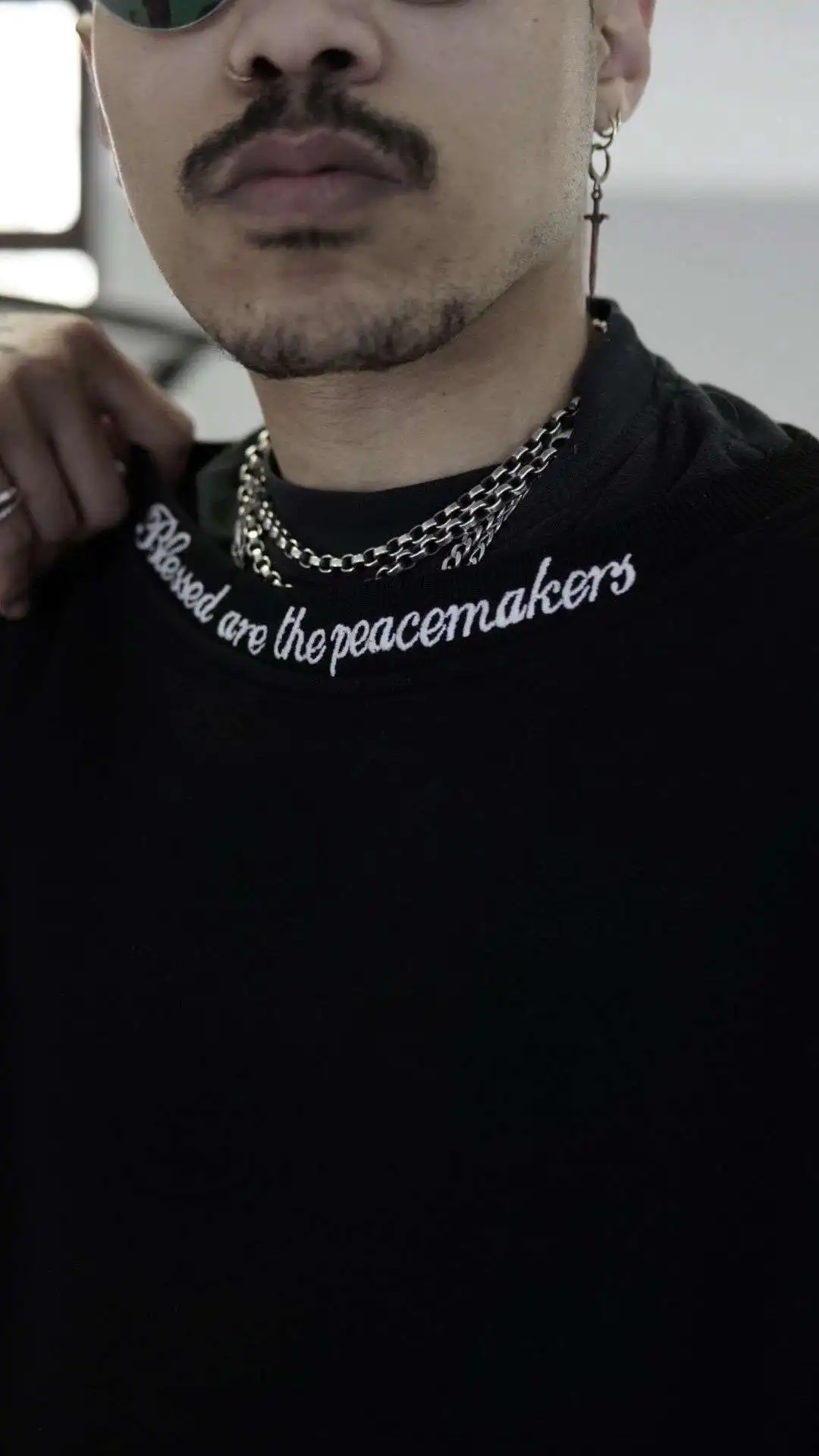 Blessed Sweater 2 Moda Männer mit Schmuck, Streetwear, Halskette und Earring, moderner Stil, Ästhetik.