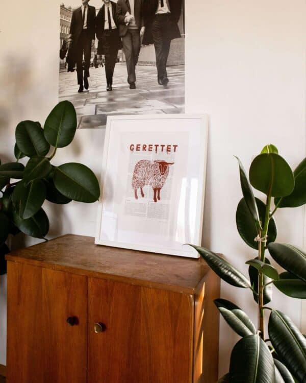 Moderner Wohnbereich mit christlichem Kunstposter und Pflanzen | Mookho.de Marketplac.