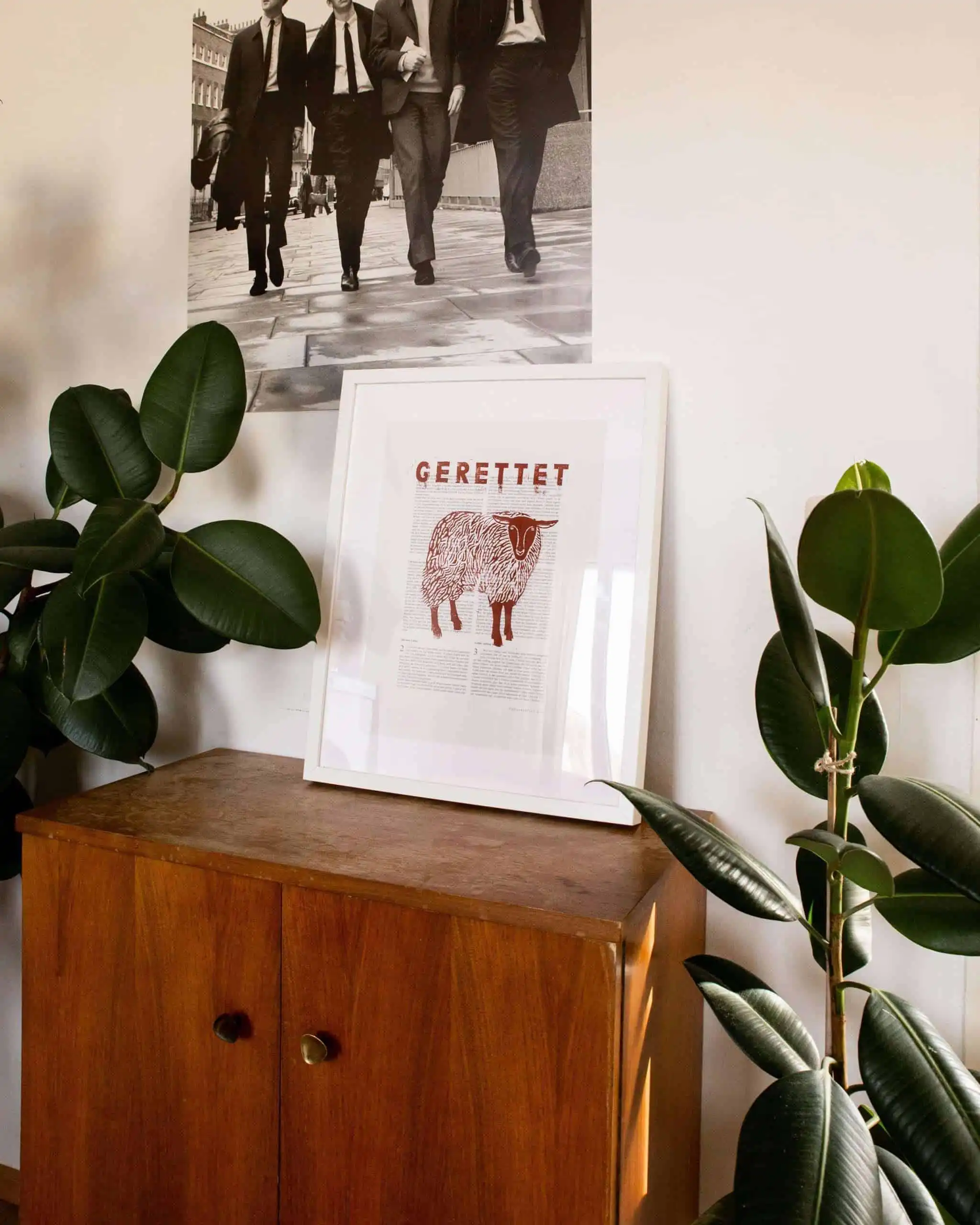 Moderner Wohnbereich mit christlichem Kunstposter und Pflanzen | Mookho.de Marketplac.