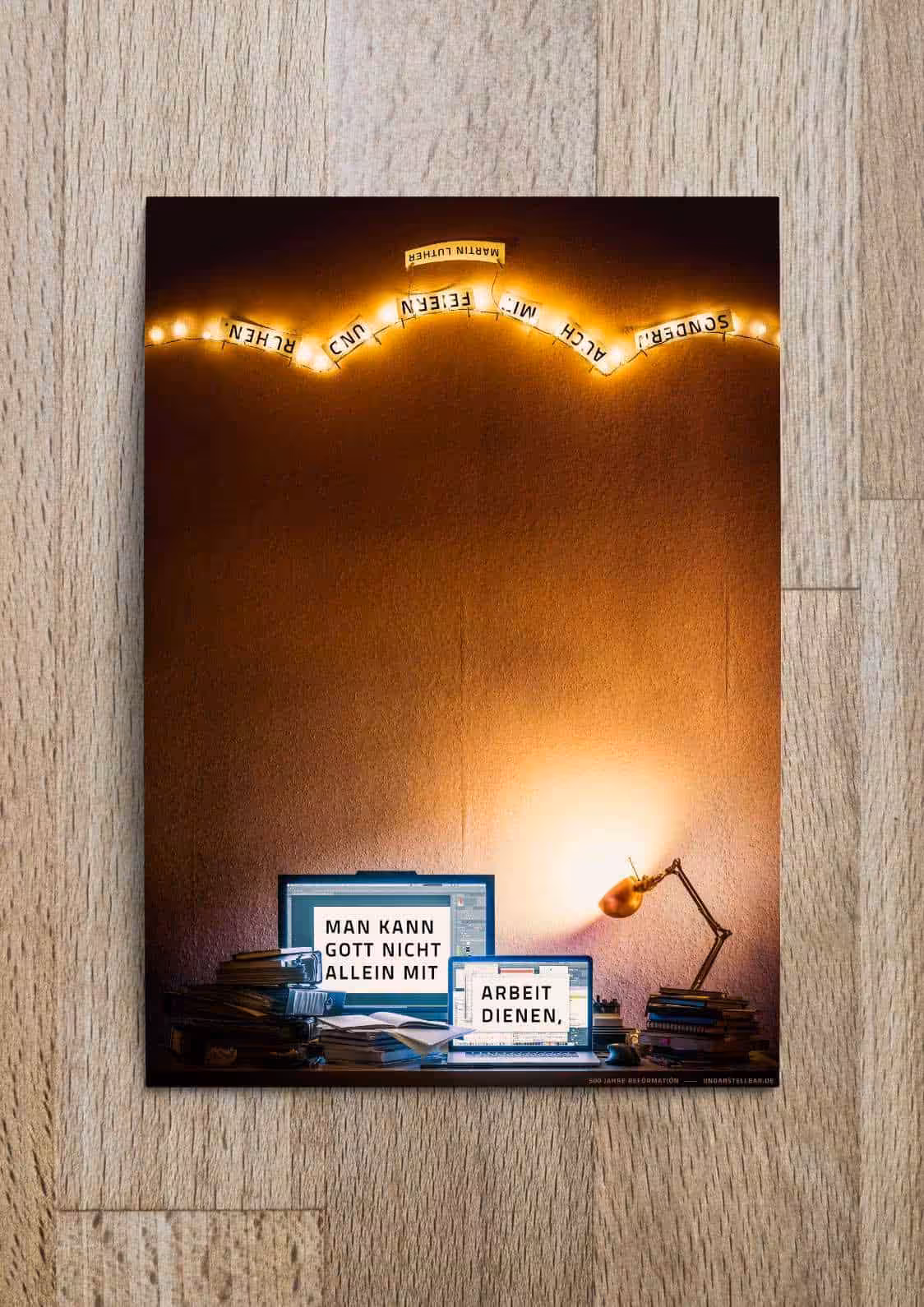 Internet-Display mit christlichen Botschaften und kreativen Lichtern, ideal für christliche Marken.