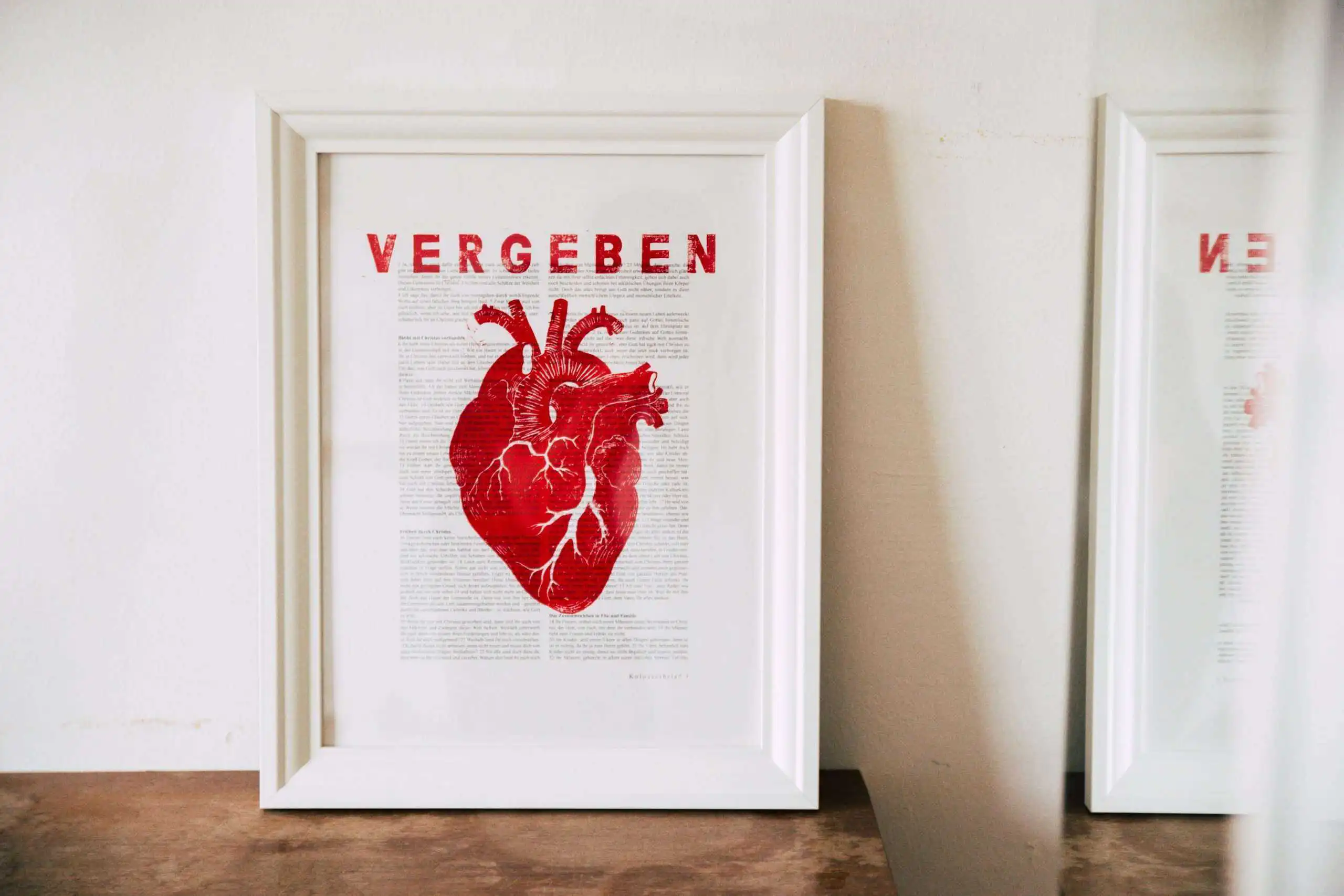 Herz-Kunstwerk mit religiösem Motiv, religiöse Kunst, christliche Wanddekoration, Kunst für Christen.