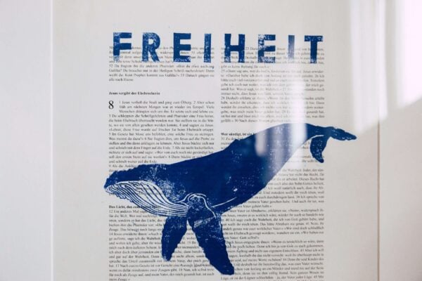 Fisch auf Bibelseite, christliche Marke, religiöser Kunstdruck, christliche Geschenkidee, christliche Kunst, christliche Marke, Glaubenssymbol.