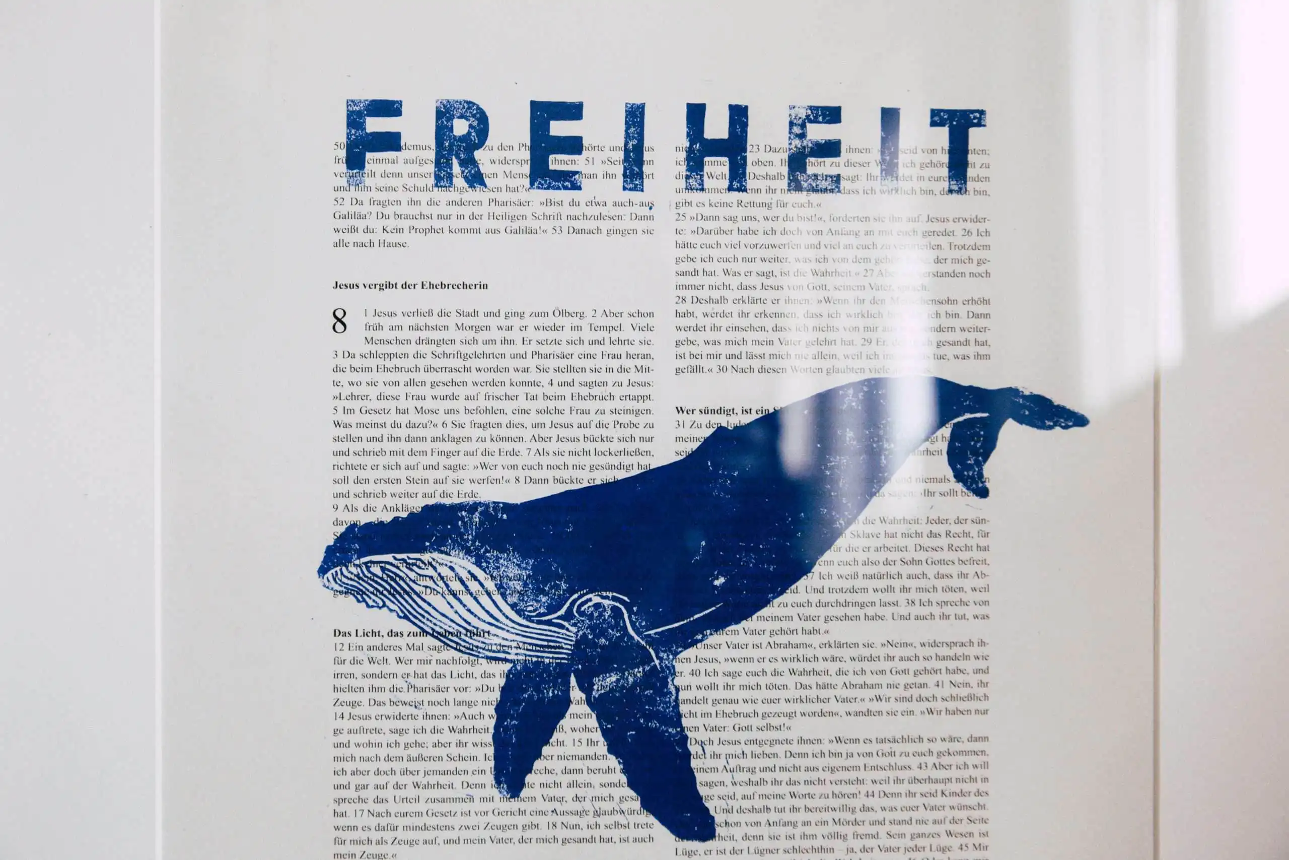 Fisch auf Bibelseite, christliche Marke, religiöser Kunstdruck, christliche Geschenkidee, christliche Kunst, christliche Marke, Glaubenssymbol.