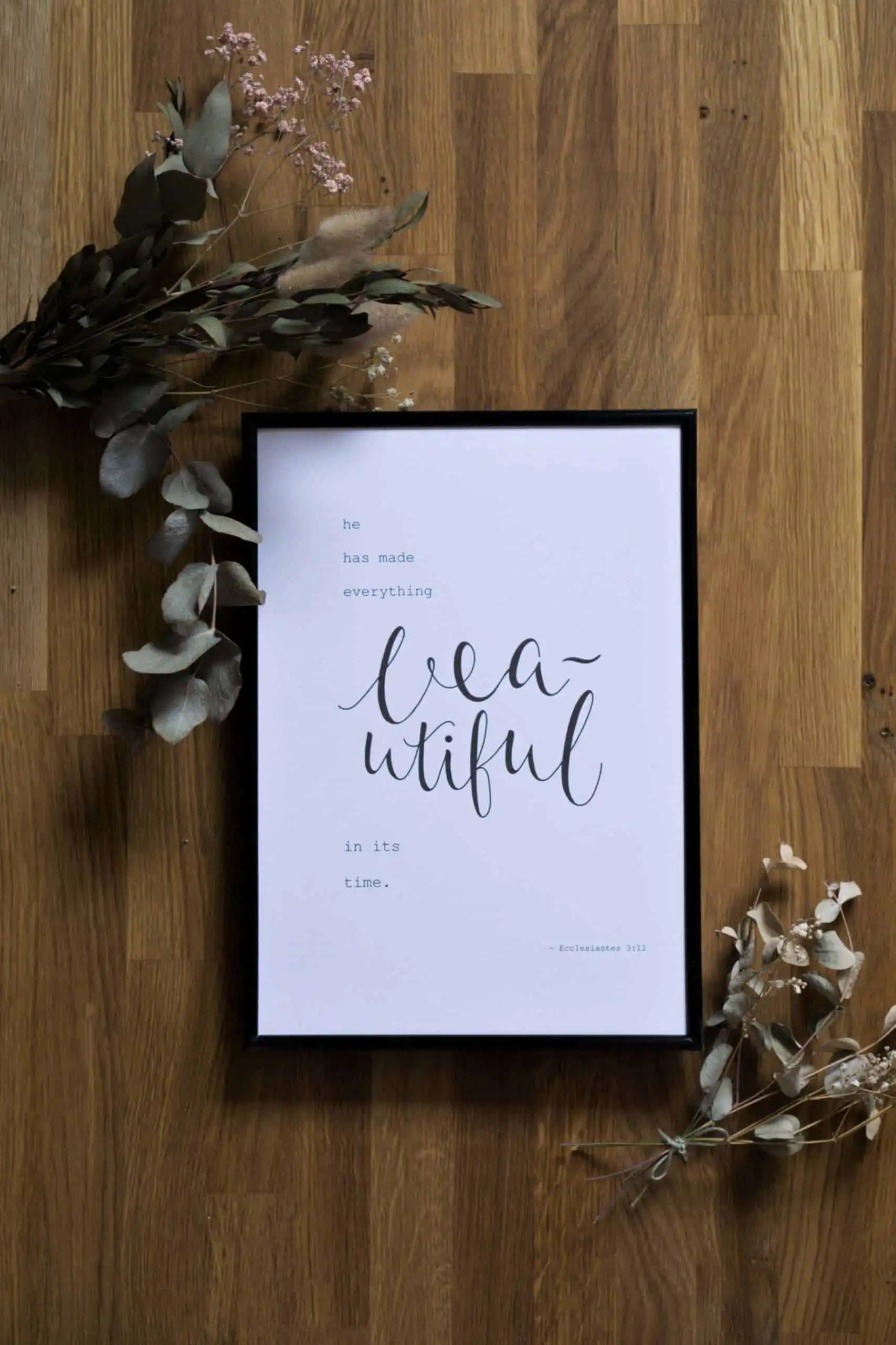 Ein inspirierendes religiöses Zitat in moderner Rahmen auf Holzfußboden, Dekoration.