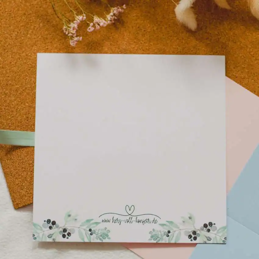 Personalisierter Blumenkranz 4 Naturchristliche Grußkarte mit Blumenmuster, passend für christliche Grüße.