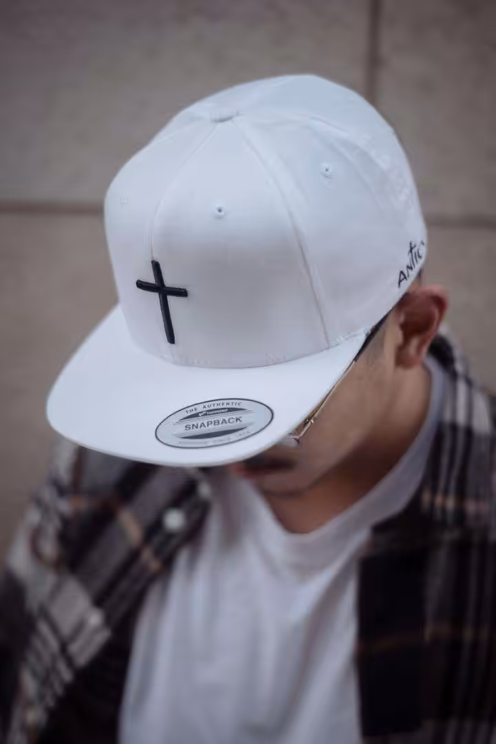Snapback - "Nikolaus N°3" 3 Moderner Christlicher Baseballcap mit Kreuzmotiv, stilvoll und religiös.
