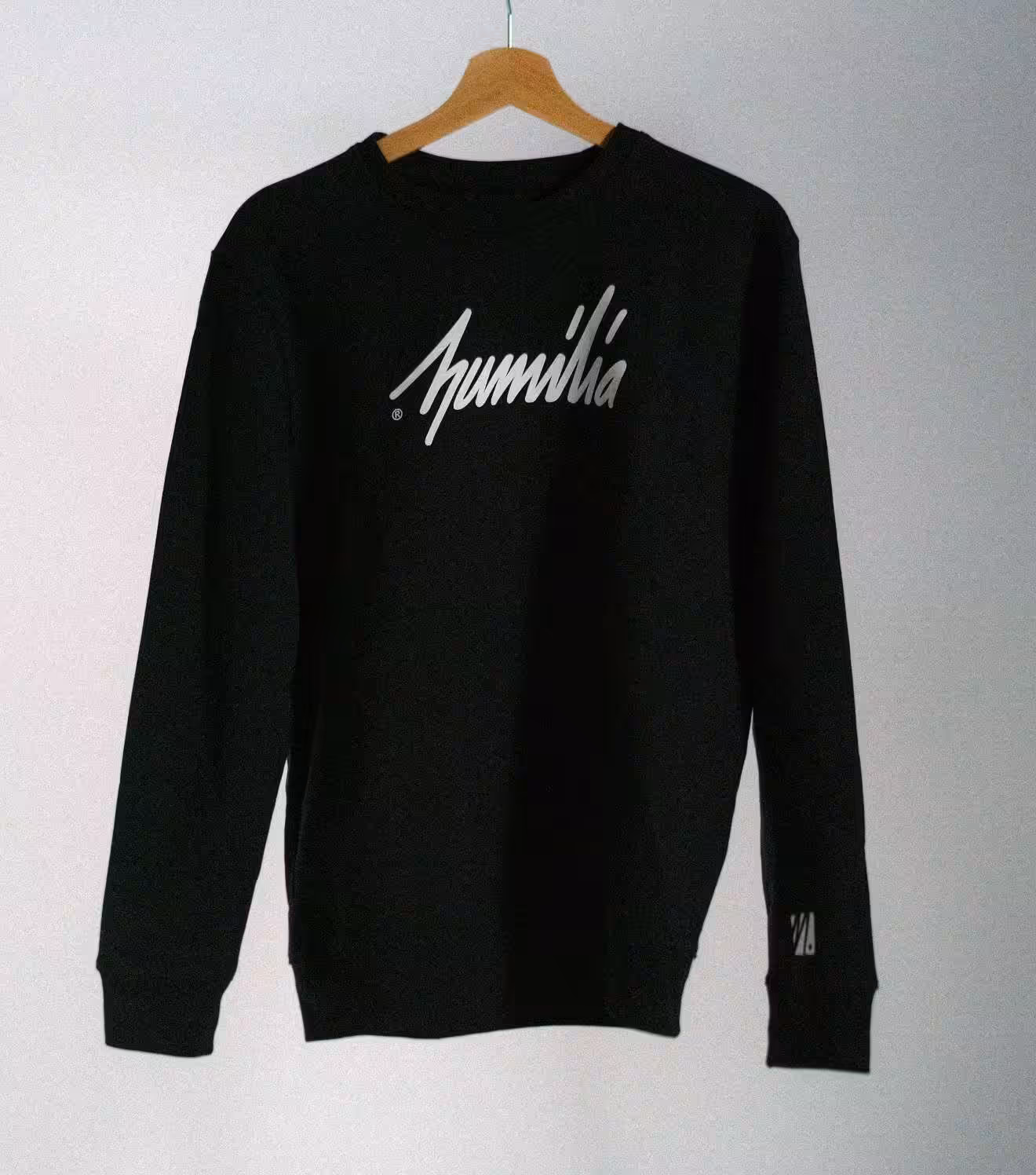 Modischer schwarzer Hemd mit "Hummilia" Logo für christliche Marken und Glaubensbekleidung.