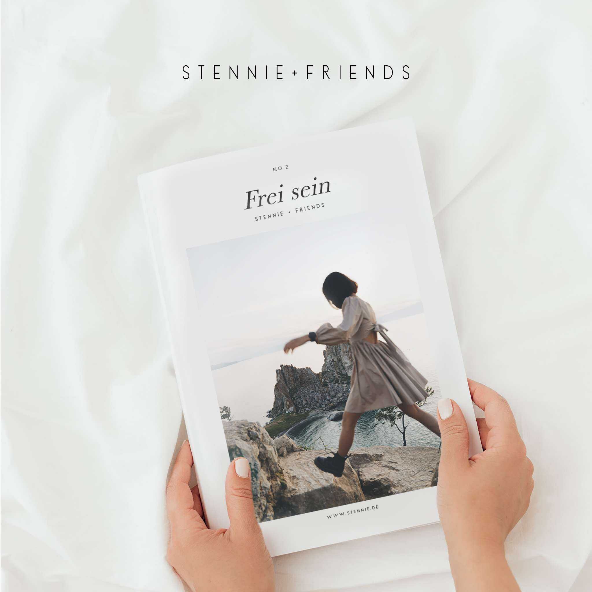 FREI SEIN - Das Magazin von Stennie+Friends 1 Frau liest christliches Magazin mit inspirierender Strandkulisse.