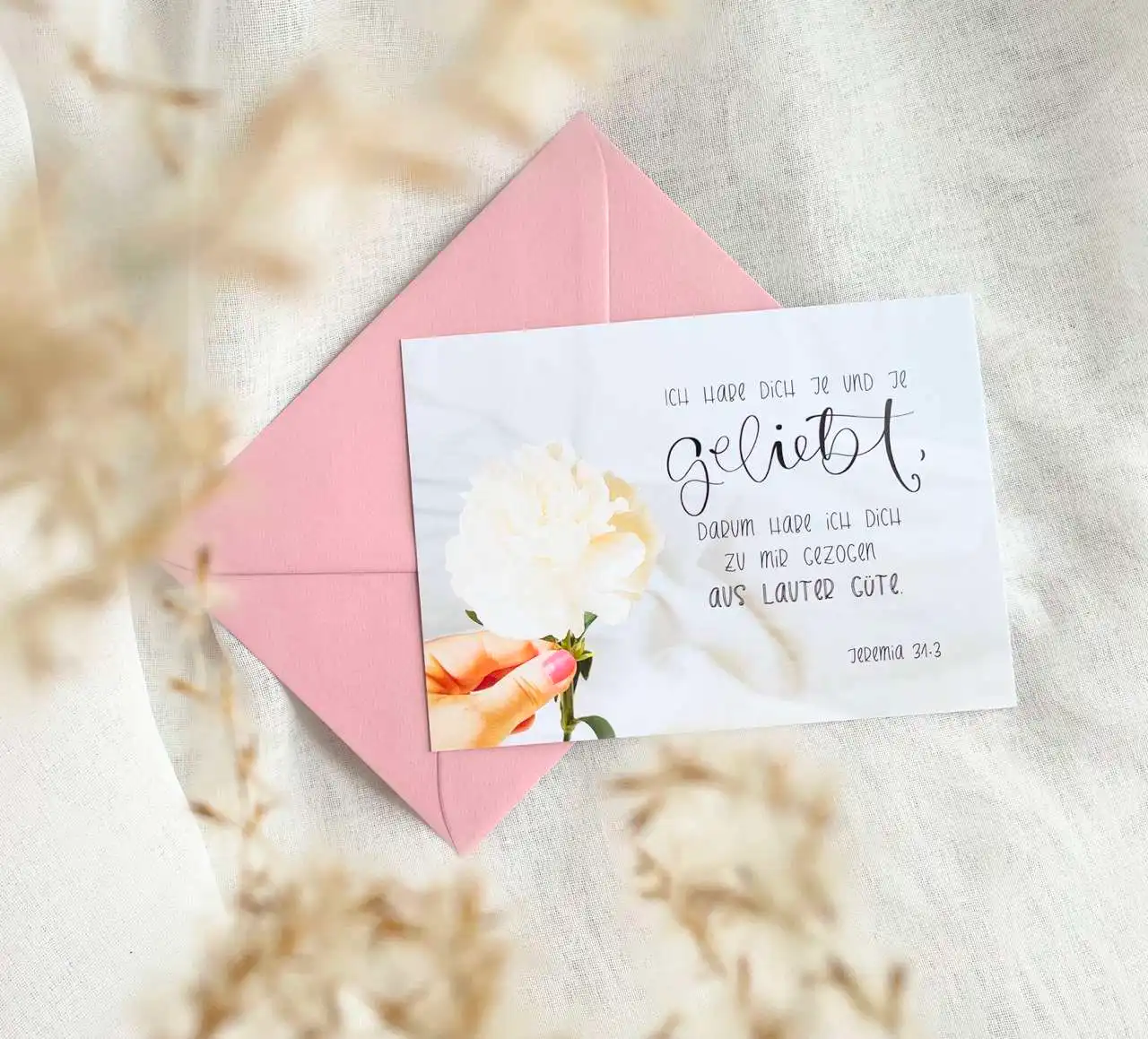 Liebevolle Jesus-Zeichnung auf rosa Briefumschlag mit Bibelvers, christliche Grußkarte, Glauben, Hoffnung, Liebe.
