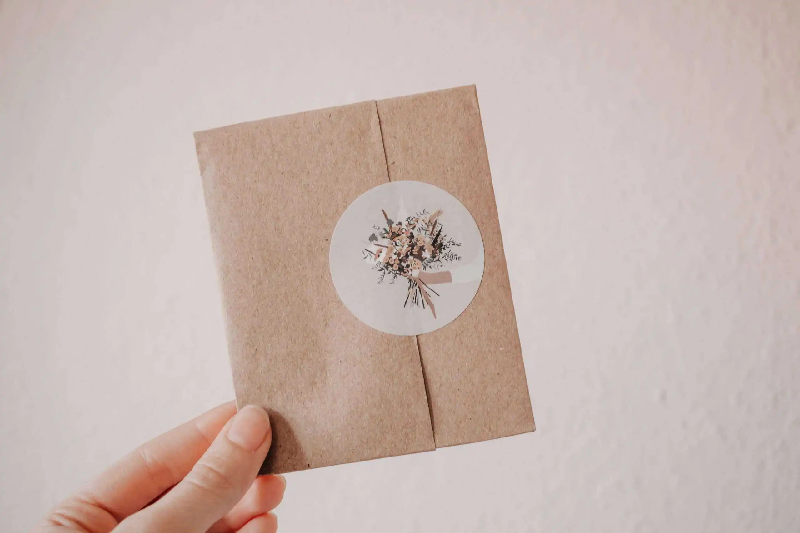 boho - Sticker 3 Hand hält Geschenkverpackung mit Blumenmotiv, christliche Geschenkideen, christliche Marken, christliche Geschenke, christliche Marken online.