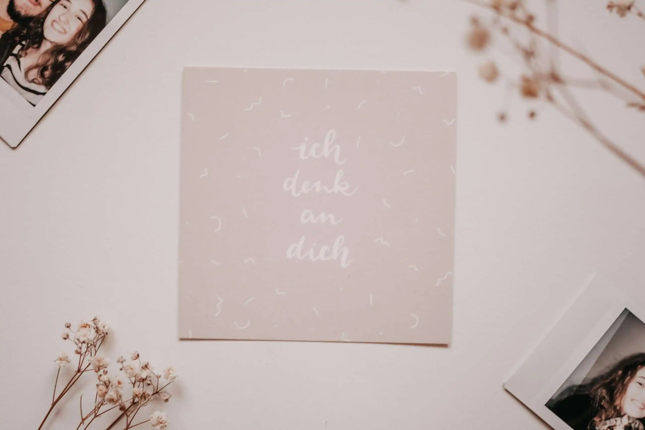 ich denk an dich - Karte A6 Quadrat 3 Seelsorgerischer Liebevolle Christliche Grußkarte mit Bibelvers und Blumen, christlicher Markt.