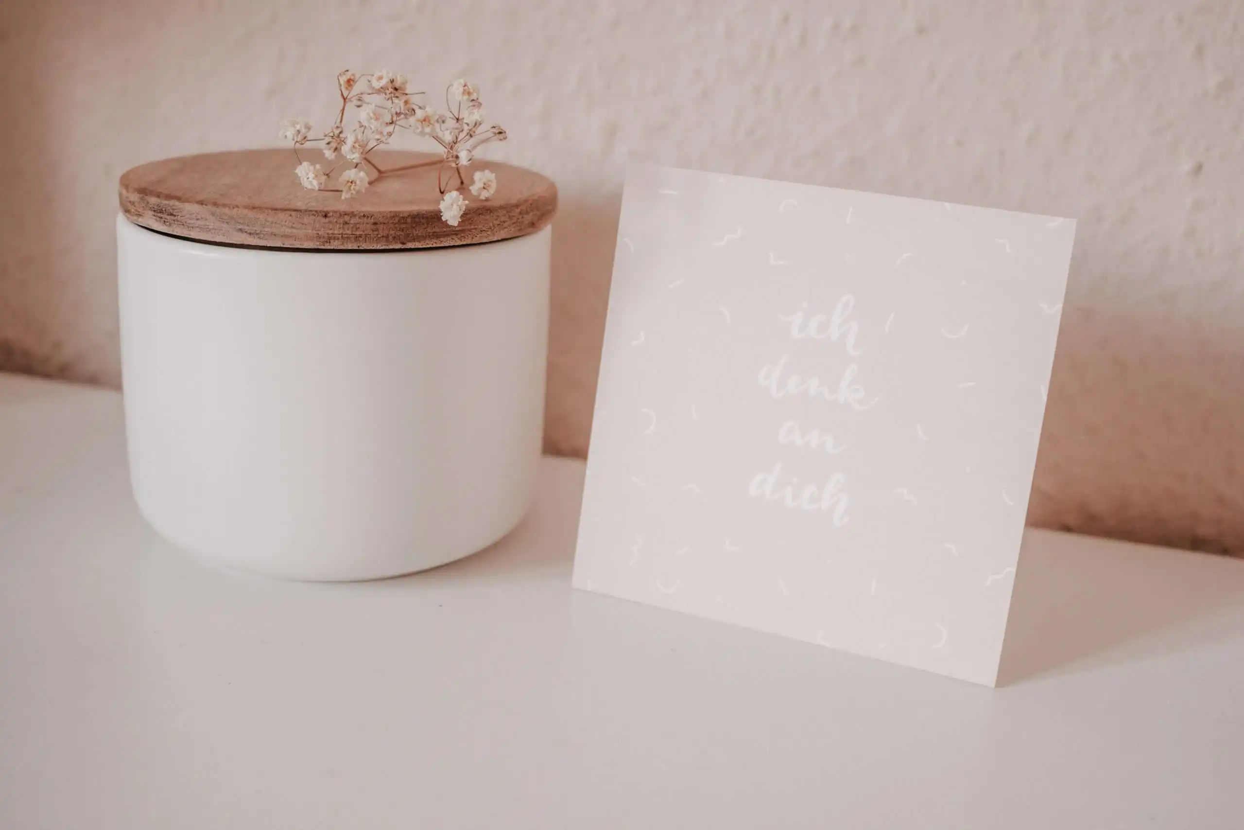 ich denk an dich - Karte A6 Quadrat 2 Stumpenkerze mit Holzdeckel und Bibelverskarten als christliche Dekoration.