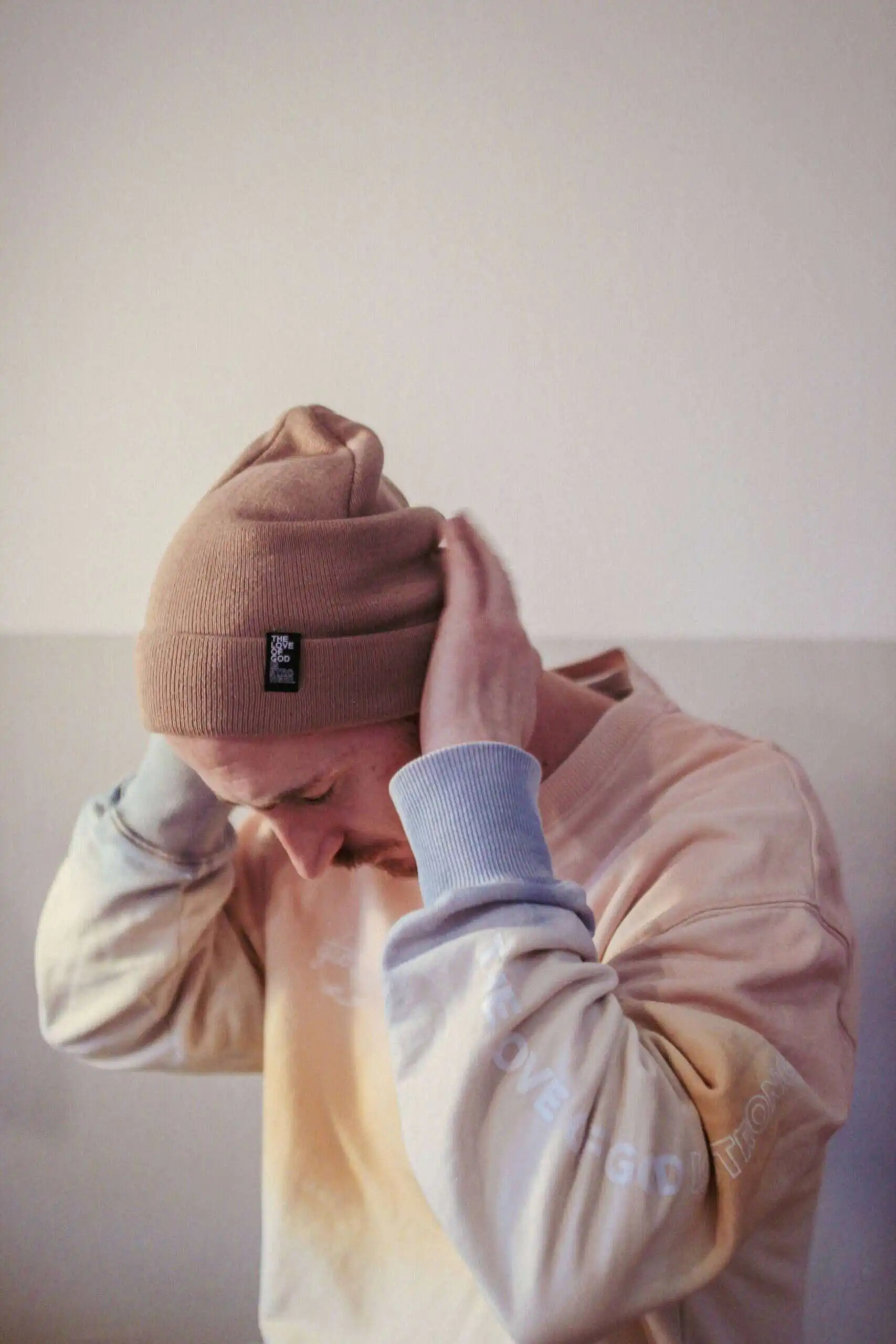 TLOGIS | Christliche Mütze – Classy Beanie – burgundy – unisex – Bio-Baumwolle 5 Moderner christlicher Streetwear-Hoodie mit Bibelversen und religiösen Designs.