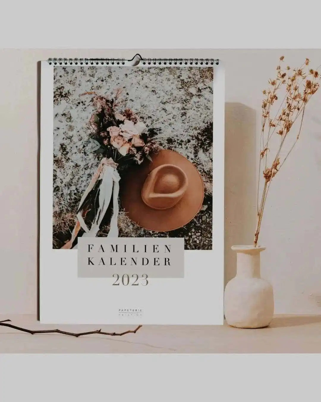 Anderes gezeichnetes religiöses Kalenderbild, Familienkalender 2023 mit Blumen.