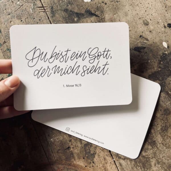 Himmlisches christliches Grußkartendesign mit Bibelvers auf Holz Tisch.