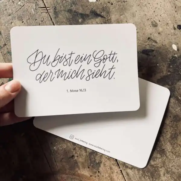 Himmlisches christliches Grußkartendesign mit Bibelvers auf Holz Tisch.