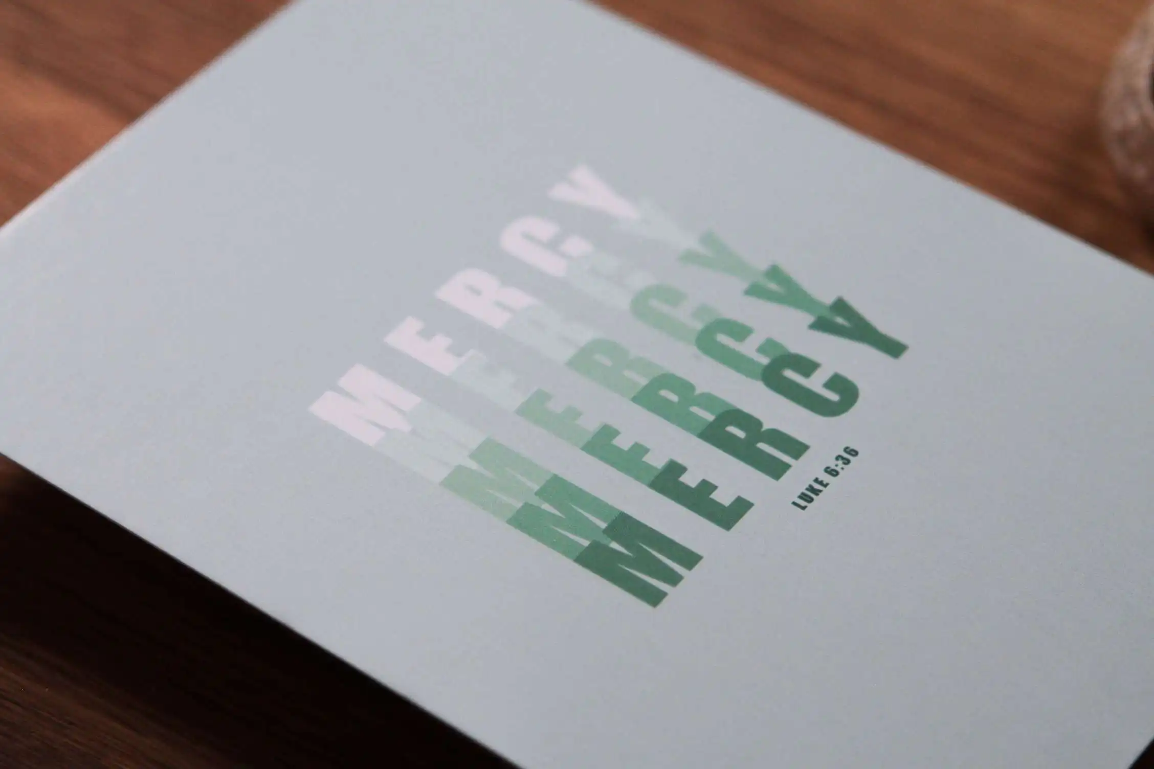 Inspirierende christliche Botschaft auf Karten für Glauben und Hoffnung, Bibelzitat LUKE 6:36.