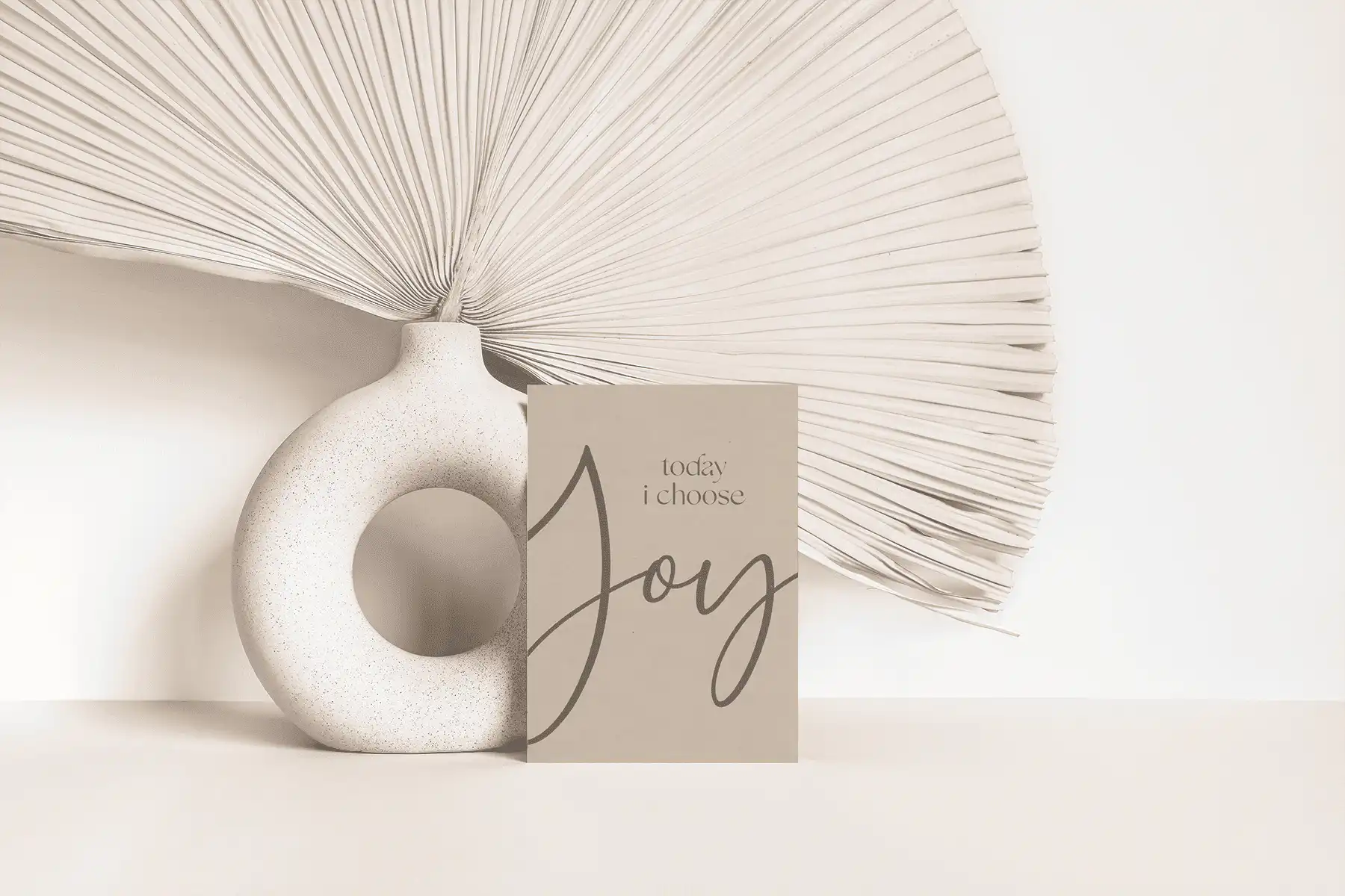 Minimalistische christliche Dekoration mit Motiv Freude und modernem Design.