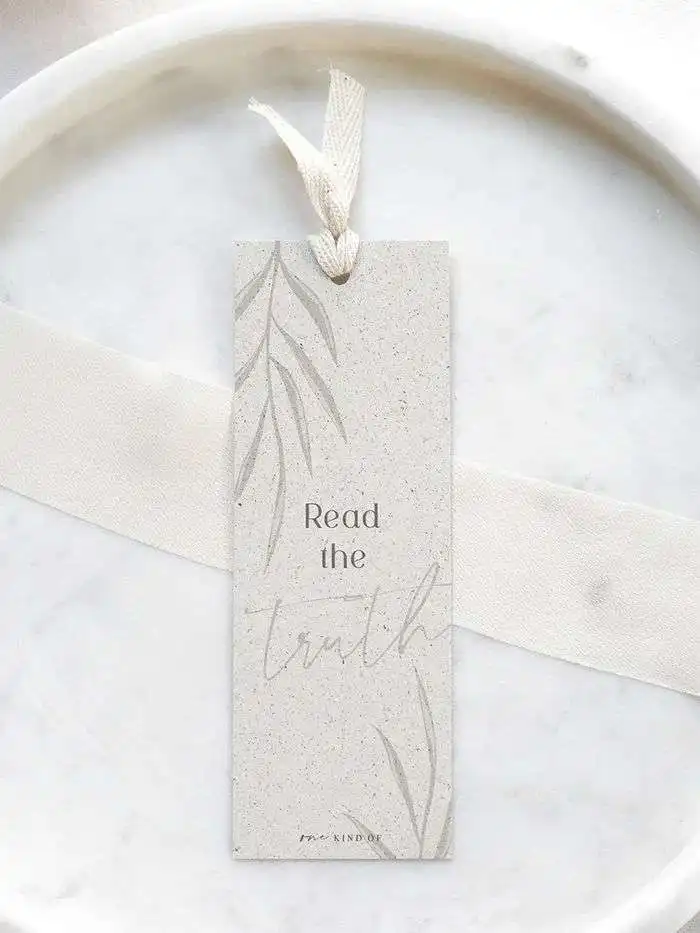 Femgeistlicher Bibelvers-Aufkleber mit Spruch "Read the truth" in Pastellfarben.