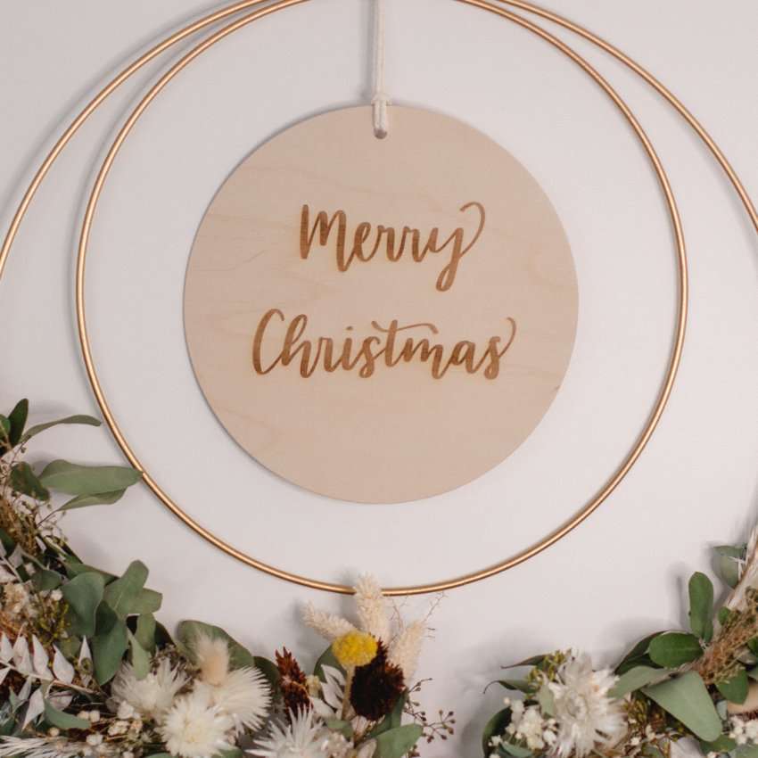 Merry Christmas - Holzschild 2 Weihnachtlicher Dekorationskranz mit "Merry Christmas" Holzschild auf mookho.de.