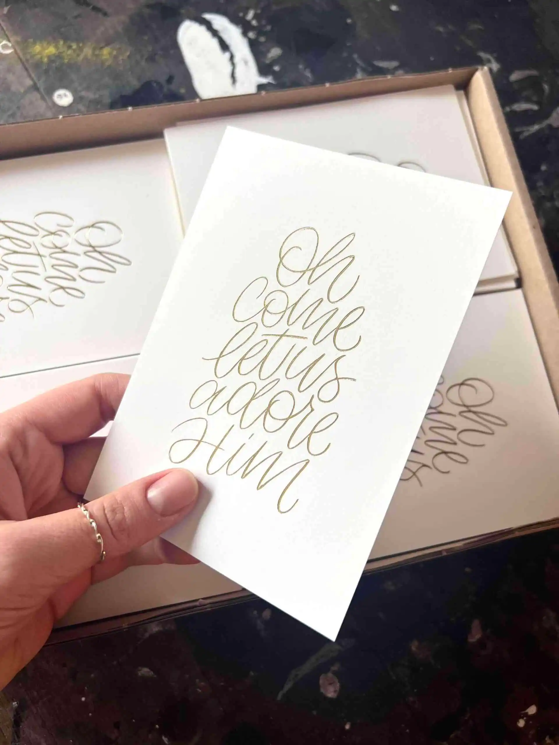 Festliche christliche Grußkarte mit Goldschrift und religiösem Text.