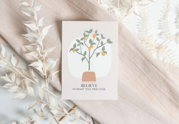 Glaubensbotschaft Matthäus 7,7 im christlichen Design auf Holzoptik.