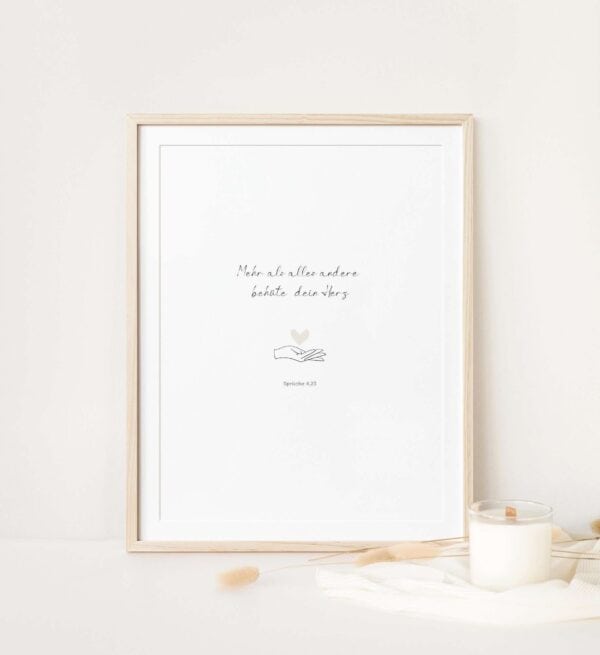 Moderner weißer Kunstdruck mit christlichem Zitat und Herzsymbol.